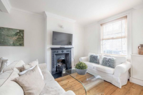 Charming 2-Bed in Windsor: Walk to all the sites!
